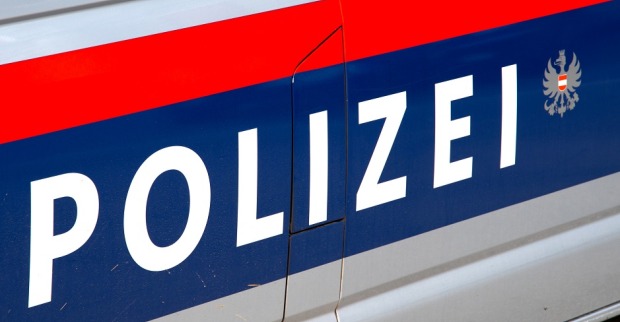 Die Aufschrift "Polizei" auf einem Polizeiauto