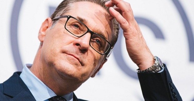 Heinz Christian Strache in Grossaufnahme. Er schaut leicht nach oben und fasst sich mit der Hand an die Stirn.