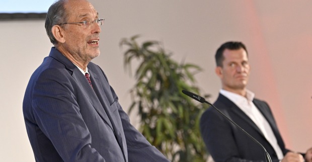 Die Minister Faßmann und Mückstein bei einer Pressekonferenz