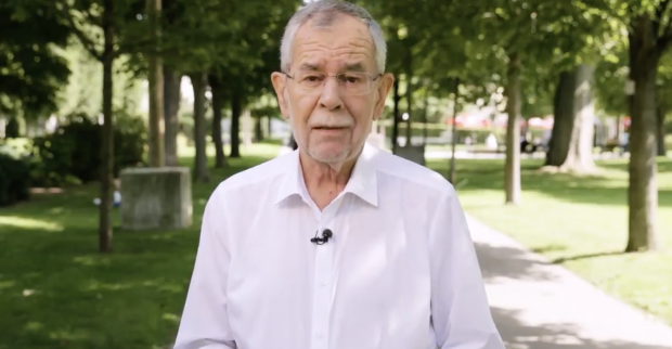 Van der Bellen im weißen Hemd mit offenem Kragen