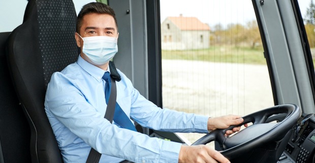 Busfahrer trägt eine Maske| Credit: iStock.com/dolgachov