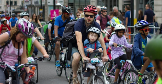 Mann mit Kind bei Radfahrerdemo | Credit: iStock.com/joegolby