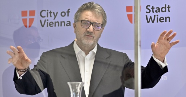 Gesundheitsrat Peter Hacker bei einer Pressekoferenz. Er spricht und hat die Arme in der Luft.