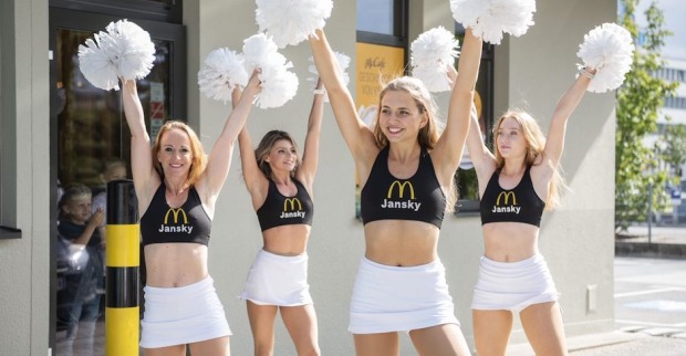 Cheerleader beim McDonald’s Car Wash Day | Credit: Lena Sonntagbauer