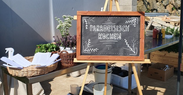 Ein Schild mit der Aufschrift "Paradeisisch kochen"