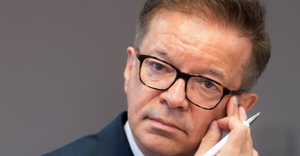 Nachdenklicher Rudi Anschober berührt Brille, mit Kugelschreiber