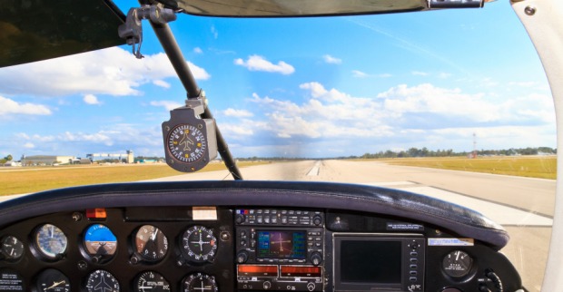 Pilotenkabine eines Kleinflugzeugs | Credit: iStock.com/Bertl123