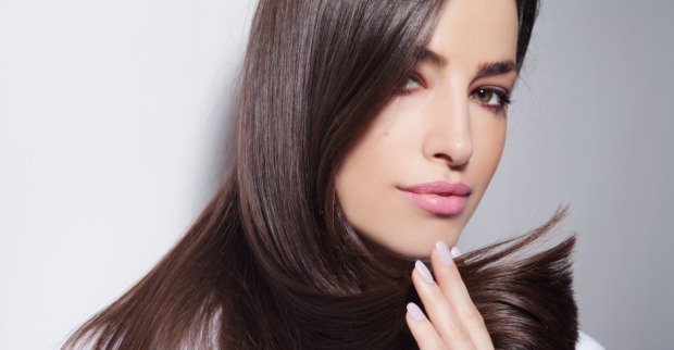Frau mit langem, brünettem Haar | Credit: iStock.com/Persians