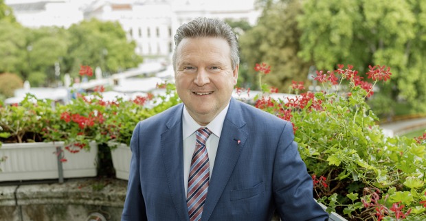 Wiens Bürgermeister am Balkon des Rathauses| Credits: Alexander Felten