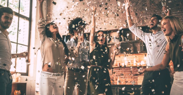 Ausgelassene Wohnungsparty im Konfettiregen | Credit: iStock.com/g-stockstudio