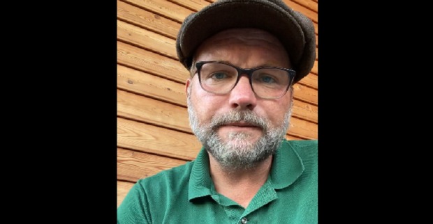 Video-Screenshot von Thomas Stipsits. Er ist im Portrait zu sehen und spricht direkt in die Kamera