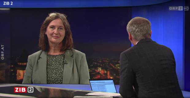 Ein Screenshot der Zeit im Bild: Armin Wolf sitzt mit dem Rücken zur Kamera, Interviewpartnerin Elke Kahr ist am Monitor eingeplendet. Oben rechts das Logo des ORF2, unten links das Logo der Zib 2. An der Seite der Vermerk: "orf.at"