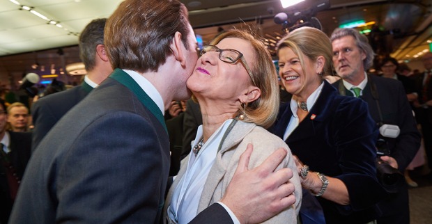 Sebastian Kurz gibt Mikl-Leitner ein Bussi auf die Wange.