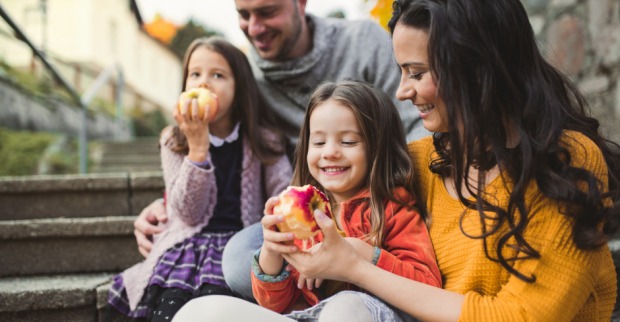 Paar mit ihren beiden Töchtern | Credit: iStock.com/Halfpoint