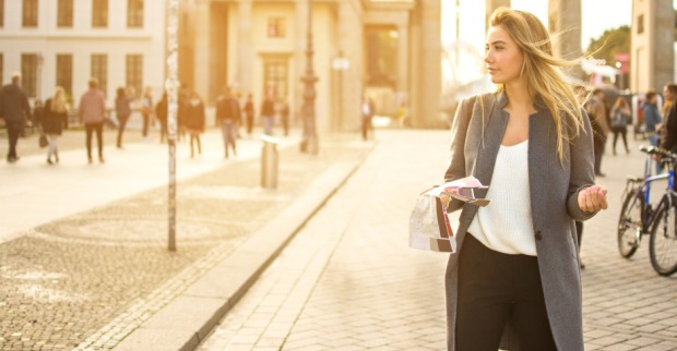 Junge Frau auf dem Weg durch Berlin an einem sonnigen Tag | Credit: iStock.com/Bojan89