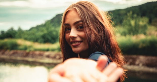 Frau hält die Hand eines Mannes, der ihr folgt | Credit: iStock.com/Finn Hafemann