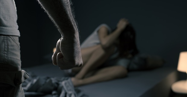 Mann droht Frau mit Gewalt