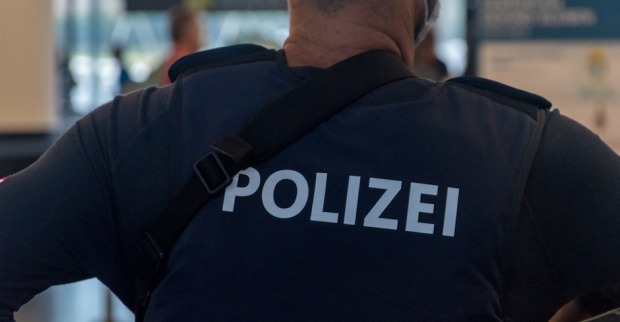 Polizist im Einsatz | Credit: iStock.com/RobsonPL