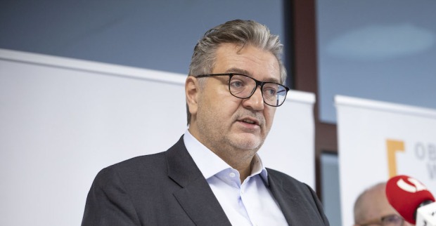 Porträt vor einem Mikrofon, Blick nach rechts vorn