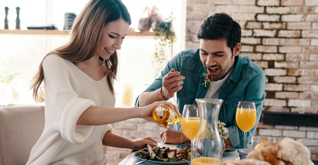 Junges Paar genießt miteinander ein gesundes Frühstück | Credit: iStock.com/g-stockstudio