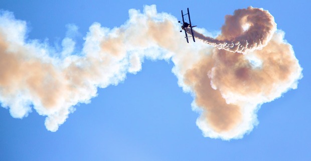 Flugzeug auf Looping-Kurs | Credit: iStock.com/EGE APAYDIN