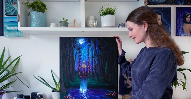 Lena Stöllinger mit einem ihrer Werke | Credit: Lena Stöllinger