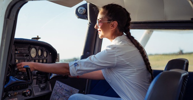 Junge Pilotin im Cockpit | Credit: iStock.com/zorandimzr