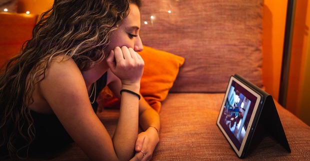Junge Frau sieht ihre Lieblingsserie auf dem Tablet an | Credit: iStock.com/Jorge Garcia Argazkiak
