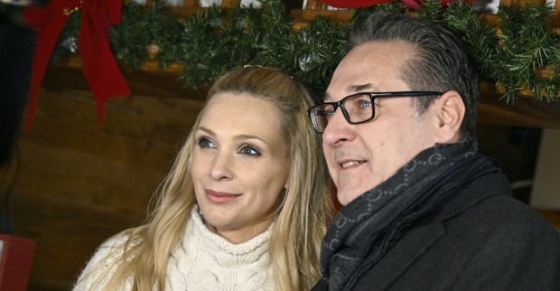 Porträt des Paares auf einem Weihnachtsmarkt