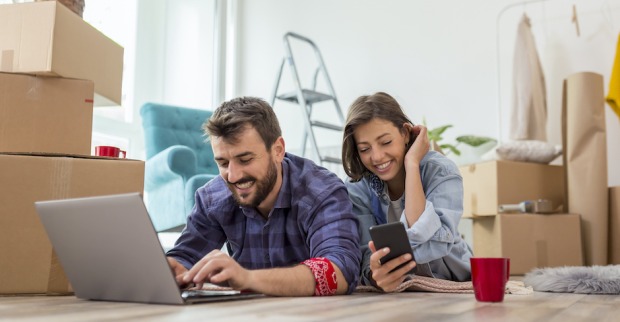 Mann und Frau suchen eine Wohnung | Credit: iStock.com/vladans