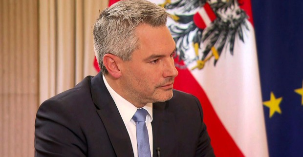 Porträt des Kanzlers vor EU und Österreich Flagge