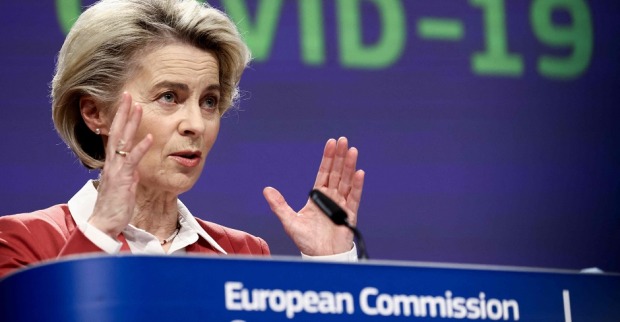 Kommissionspräsidentin Ursula von der Leyen am Rednerpult. Im Hintergrund der Schriftzug "Covid-19"