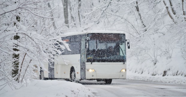 Bus fährt auf winterlicher Straße