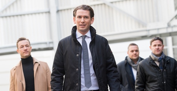 Sebastian Kurz, gefolgt von seinem engsten Kreis. Im Hintergrund Gernot Blümel und Axel Melchior.