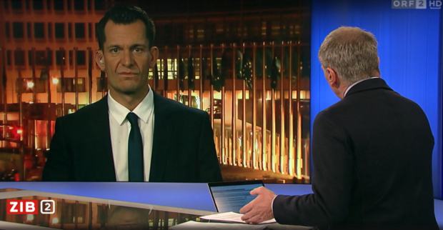 Eine Aufnahme der Sendung Zeit im Bild. Armin Wolf moderiert mit dem Rücken zur Kamera, per Screen zugeschaltet ist Wolfgang Mückstein aus Brüssel