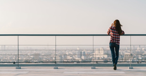 Japanerin auf dem Dach eines Hochhauses | Credit: iStock.com/Sushiman