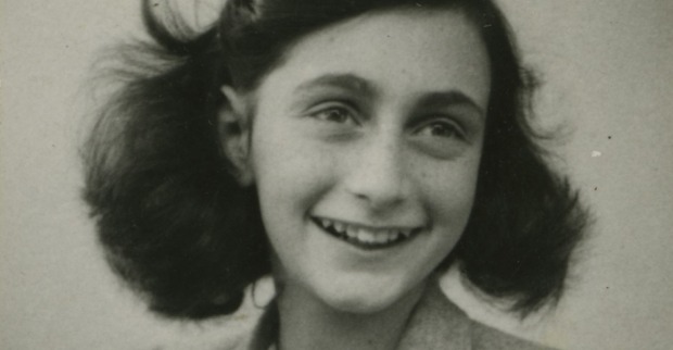 Ein Schwarz-Weiß Porträt der lachenden Anne Frank