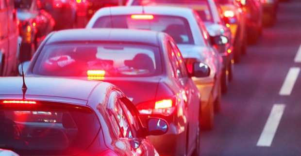 Autos im Abendverkehr stehen auf der Bremse | Credit: iStock.com/ANGHI