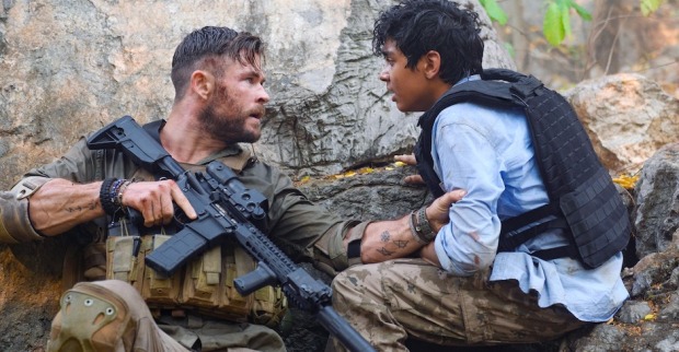 Christ Hemsworth dreht mit Waffe | Credit: Netflix/Everett Collection/picturedesk.com