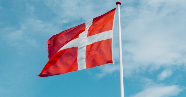 Die dänische Flagge vor einem blauen Himmel