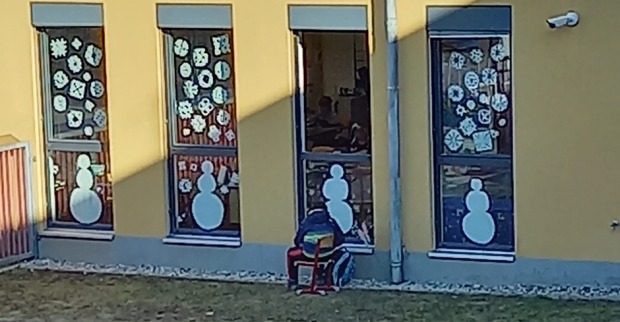 Voitsberger Volksschüler sitzt vor dem Fenster seines Klassenzimmers
