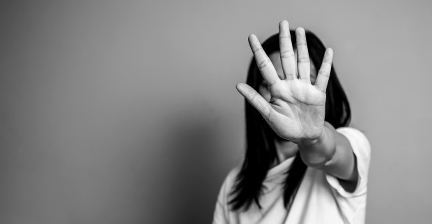 Frau hebt ihre Hand, um "Stopp" zu sagen.