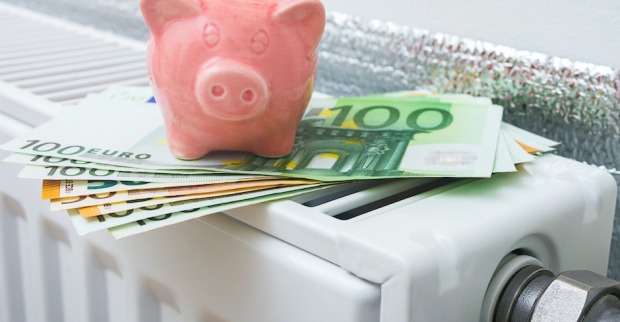 Rosa Schwein und Euroscheine auf einem Heizkörper | Credit: iStock.com/Evgen_Prozhyrko