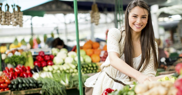 Junge Frau begutachtet das Gemüse am Markt | Credit: iStock.com/boggy22