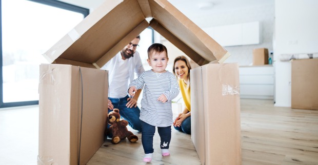 Eltern beobachten Kind im Häuschen aus Karton| Credit: iStock.com/iStock.com/Halfpoint