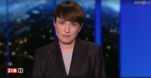 Sigrid Maurer im Studio der ZIB2. Im unteren Bildrand das Logo der ZIB2