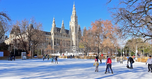 Eisläufer vor dem Wiener Rathausplatz | Credit: stadtwienmarketing/Christian Jobst