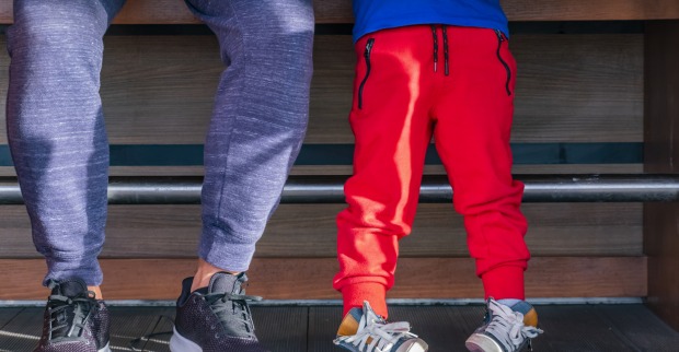 Mann und Kind tragen Jogginghosen