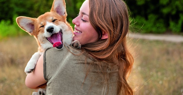 Junge Frau mit einem Corgi