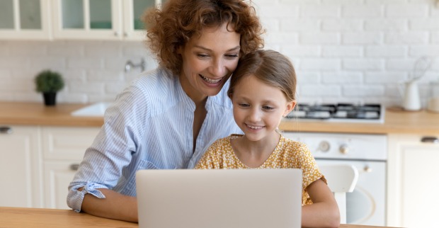 Mutter mit ihrer Tochter vor einem Laptop
